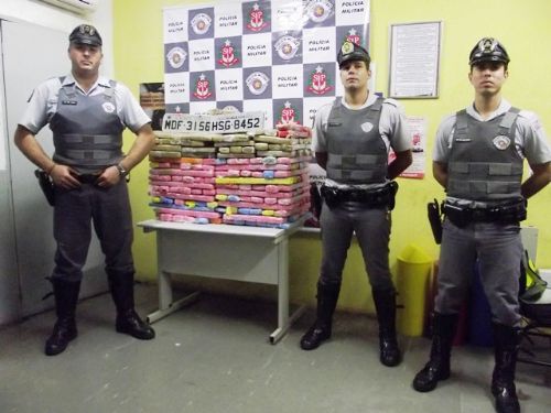 Policiais rodoviários apreenderam 200 kg de maconha na Anhanguera. (Foto: Repórter Naressi). -