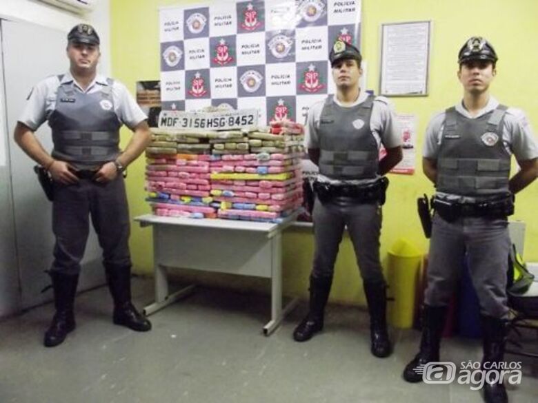 Policiais rodoviários apreenderam 200 kg de maconha na Anhanguera. (Foto: Repórter Naressi). - 