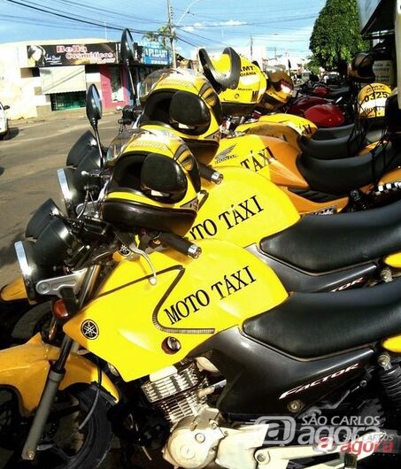 Algumas cidades que regulamentaram o serviço, adotram uma cor padrão para as motocicletas. (Imagem da Internet) - 