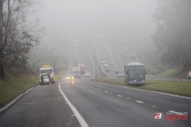 Ônibus foi parar no canteiro central após motorista ter sido fechado. (foto: Mauricio Duch/SCA). -