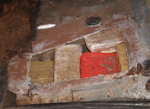 Droga estava escondida no assoalho do carro (Foto:jornalacidade.com.br)o -