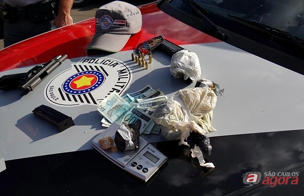 Uma pistola e pedras brutas de crack foram apreendidos pelos policiais militares no Gonzaga. Foto: Milton Rogério/SCA). -