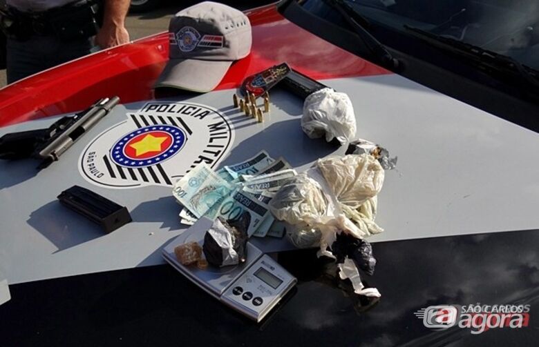 Uma pistola e pedras brutas de crack foram apreendidos pelos policiais militares no Gonzaga. Foto: Milton Rogério/SCA). - 