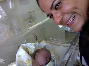 Enfermeira Cláudia ao lado do bebê. -