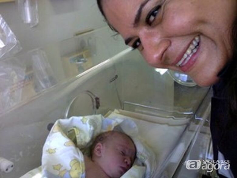 Enfermeira Cláudia ao lado do bebê. - 