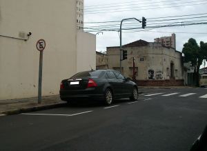 Dupla sinalização confunde motoristas. -