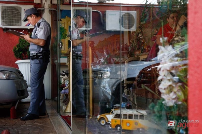 PM registra a ocorrência em frente ao Jornal. (Foto colaboração: Araraquara.com) -