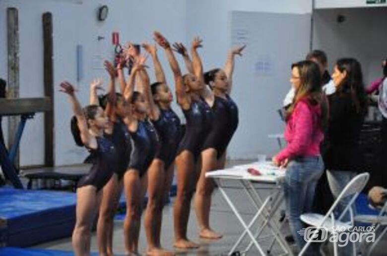 Meninas de São Carlos se apresentando nos Jogos Regionais, em Lins. (Foto: Divulgação) - 