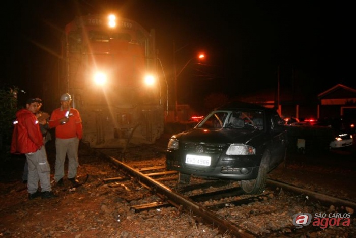 Carro foi arrastado por 300 metros e motorista assustado se jogou para fora do veículo (Foto colaboração: Araraquara.com) -