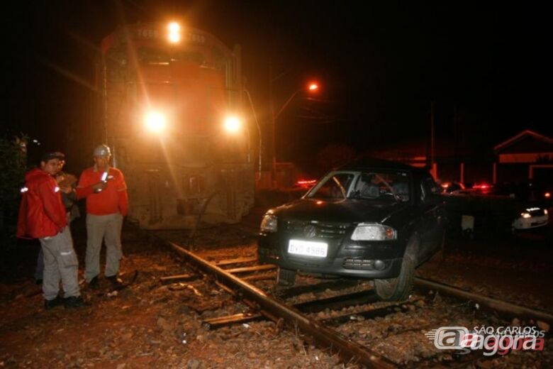 Carro foi arrastado por 300 metros e motorista assustado se jogou para fora do veículo (Foto colaboração: Araraquara.com) - 