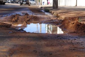 Buraco com vazamento de água, em frente a Santa Casa. (Foto:Milton Rogério/SCA) -