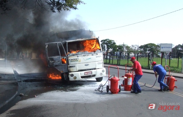 Caminhão de lixo pega fogo em Rio Claro. (Fotos colaboração: CanalRioClaro.com.br) -