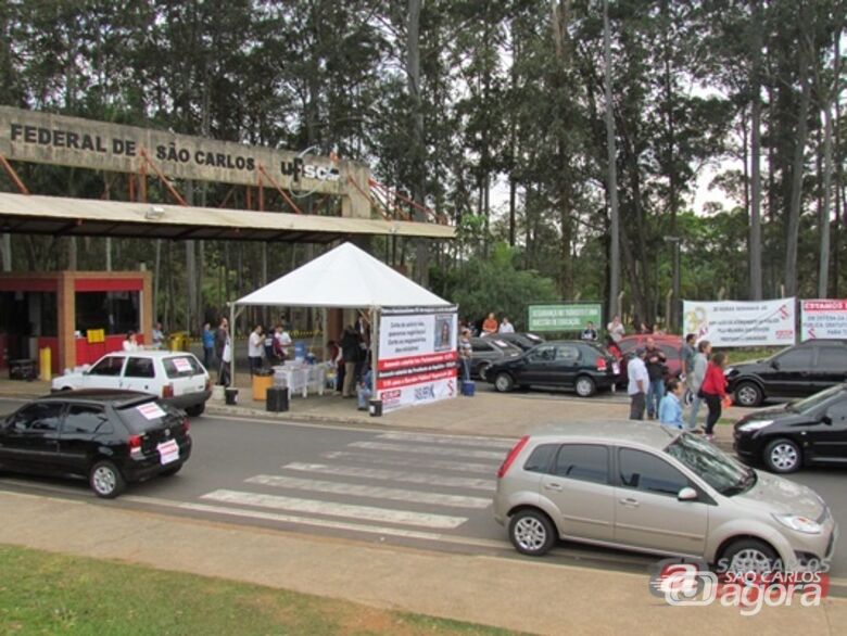 Trabalhadores fecham os portões da UFSCar (Foto: Tiago da Mata / SCA) - 