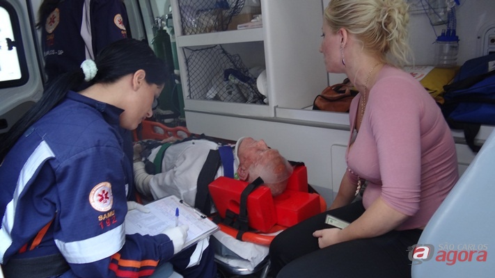 Idoso de 85 anos é atropelado na Vila Prado (Foto: Milton Rogério / SCA) -