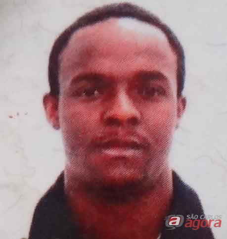 Carlos foi atingido por três disparos e morreu ao dar entrada no hospital. foto: Marcos Oliveira -