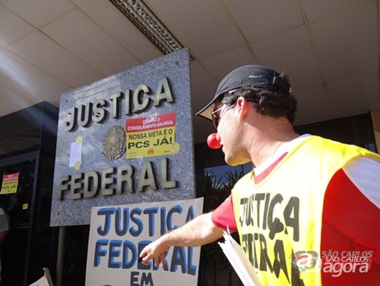 Manifestante com nariz de palhaço, pede mais respeito do Governo Federal. (Fotos: Marcio David / SCA) - 