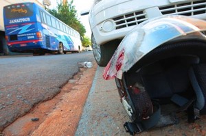 Enfermeira morre após moto ser arrastada por ônibus (Foto:jornalacidade.com.br) -