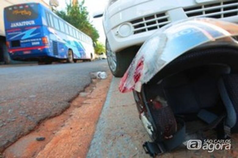 Enfermeira morre após moto ser arrastada por ônibus (Foto:jornalacidade.com.br) - 