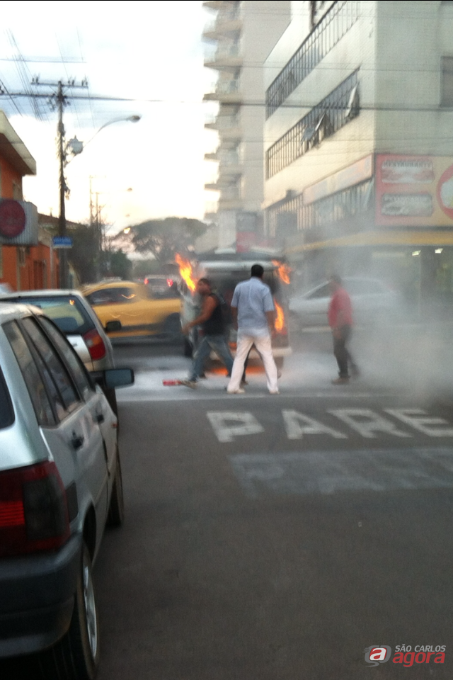 Kombi pegou fogo no Centro. (foto Julio Santos/VC NO SCA). -