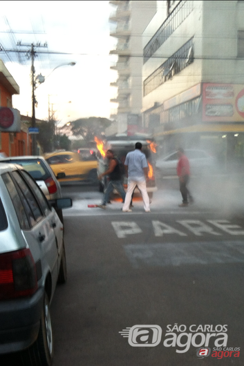 Kombi pegou fogo no Centro. (foto Julio Santos/VC NO SCA). - 