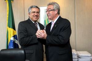 Deputado Newton Lima com Alexandre Padilha, ministro da Saúde. (Erasmo Salomão) -