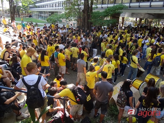 Manifestação de alunos da USP, contra possível fechamento do CAASO (Foto: Milton Rogério / SCA). -