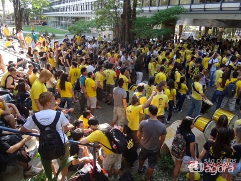 Manifestação de alunos da USP, contra possível fechamento do CAASO (Foto: Milton Rogério / SCA). - 