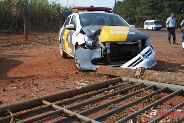Viatura ficou danificada após colisão. (foto Colaboração/Araraquara.com) -