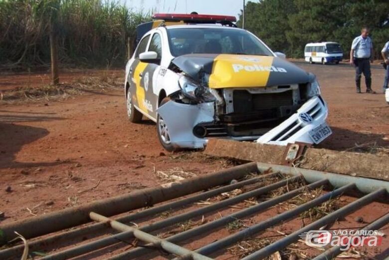 Viatura ficou danificada após colisão. (foto Colaboração/Araraquara.com) - 