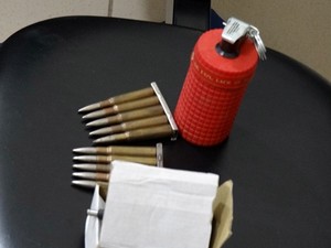Bombas de efeito moral e munições de fuzil foram apreendidos. (foto: Marcos Oliveira) -