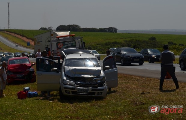 Carros se envolveram em acidente na SP-310 (Foto: Felipe Turioni/G1) -