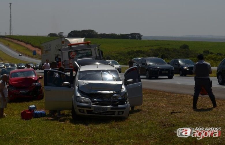 Carros se envolveram em acidente na SP-310 (Foto: Felipe Turioni/G1) - 