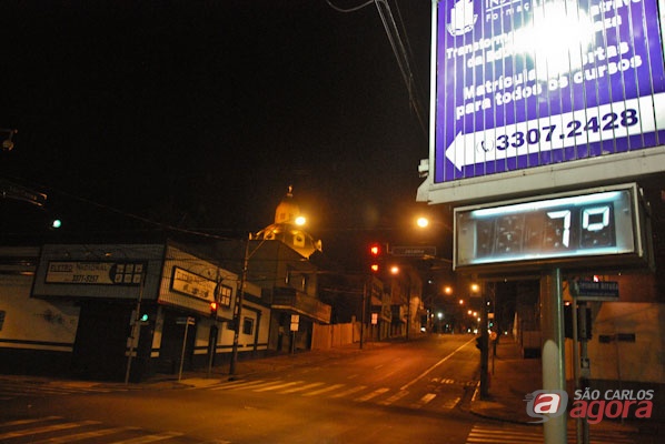 A temperatura chegou aos 7°C por volta das 04h30 desta madrugada (Foto: Vinicius Neo) -