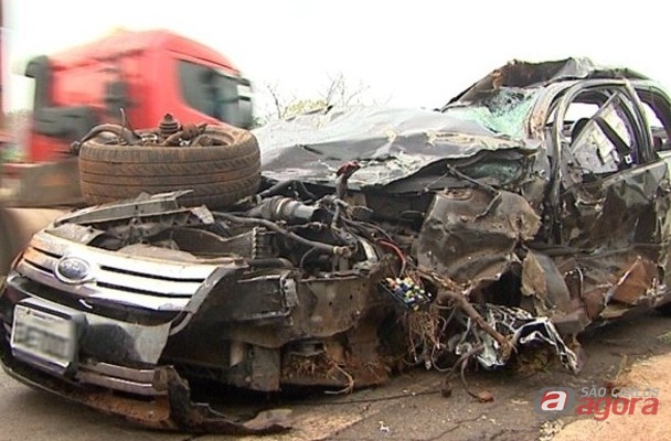 Ford Fusion ficou completamente destruido (Foto: eptv.com) -