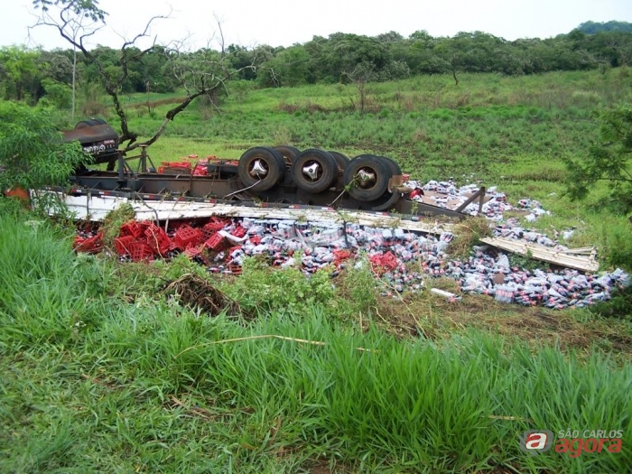 Caminhão carregado com refrigerante tomba na SP- 255. (Foto: Araraquara.com) -