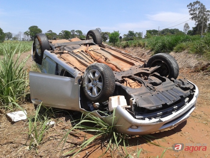 Mulher de 55 anos capota Corolla na Vicinal Graciano da Ressurreição Affonso. (Foto: Araraquara.com) -