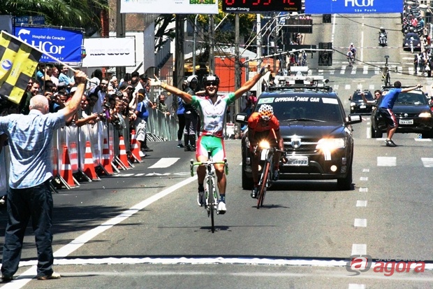 Halisson Henrique Ferreira (Velo Seme/Rio Claro) na chegada em São Carlos. (Foto: Rodrigo Martarello) -