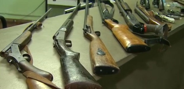 PM apreende 11 armas que estavam em posse de um casal (Foto:jornalacidade.com.br) -