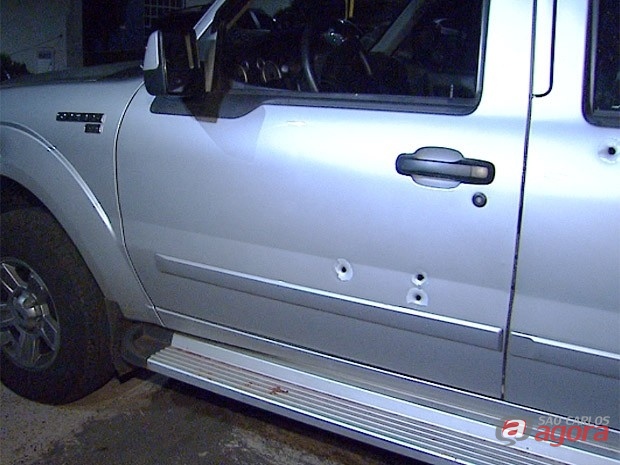 Caminhonete do capitão foi atingida por vários tiros. (foto Coloraboração EPTV). -