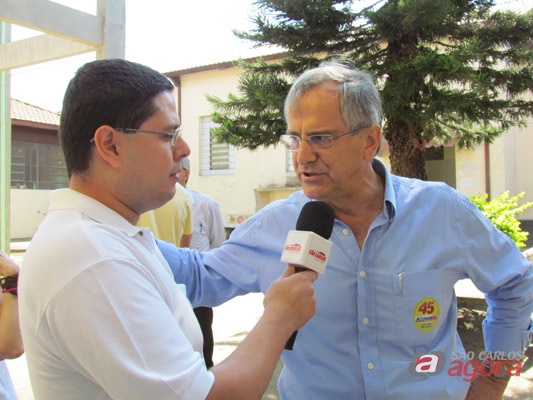 Repórter do São Carlos Agora em entrevista com Paulo Altomani durante a festa de commoração. (Foto: Tiago da Mata / SCA). -