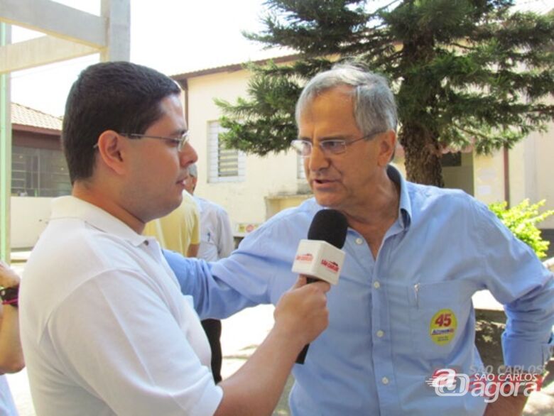 Repórter do São Carlos Agora em entrevista com Paulo Altomani durante a festa de commoração. (Foto: Tiago da Mata / SCA). - 