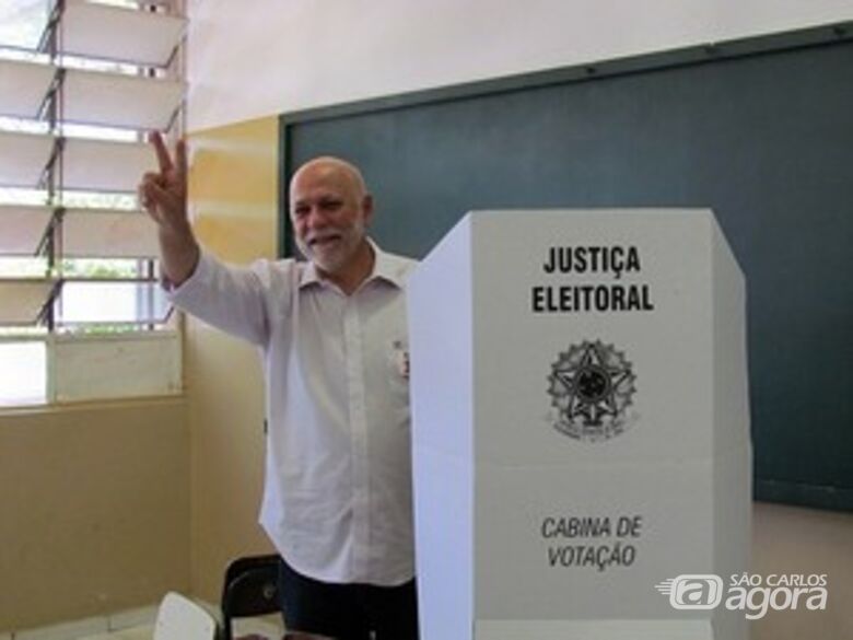 Oswaldo Barba durante votação na escola Arlindo Bittencourt (Tiago da Mata) - 
