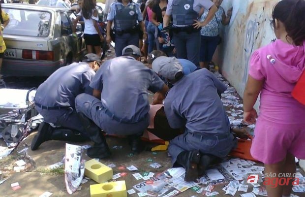 Idosa fraturou a bacia após escorregar em "santinhos" em Bauru (Foto:eptv.com) -