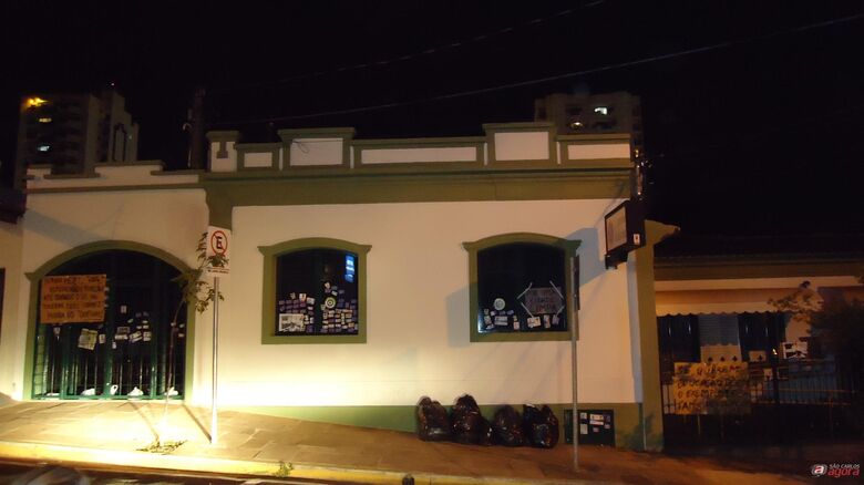 Cartazes e santinhos foram colados na porta do cartório eleitoral. -
