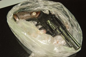 Arma que foi encontrada dentro do veículo. (foto Vinicius Neo). -