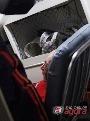 Idoso sendo socorrido pelo SAMU. (foto: Marcos Rogério) -
