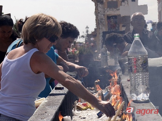 Muitas pessoas estiveram no cemitério Nossa Senhora do Carmo, na manhã de hoje. (foto Marcio David). -