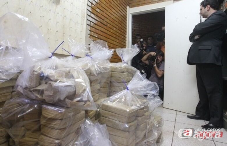 Droga estava escondida no fundo falso do baú do caminhão (Foto:jornalacidade.com.br) - 