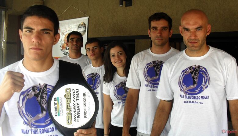Thiago exibe o cinturão ao lado de Ronildo Moura (à direita) e sua equipe. (Foto: Divulgação) -