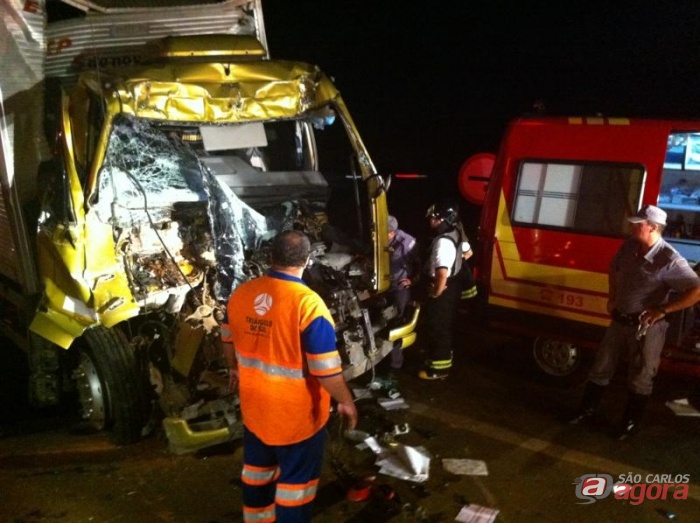 Cabine do caminhão baú ficou completamente destruída. (Foto colaboração: Araraquara.com) -